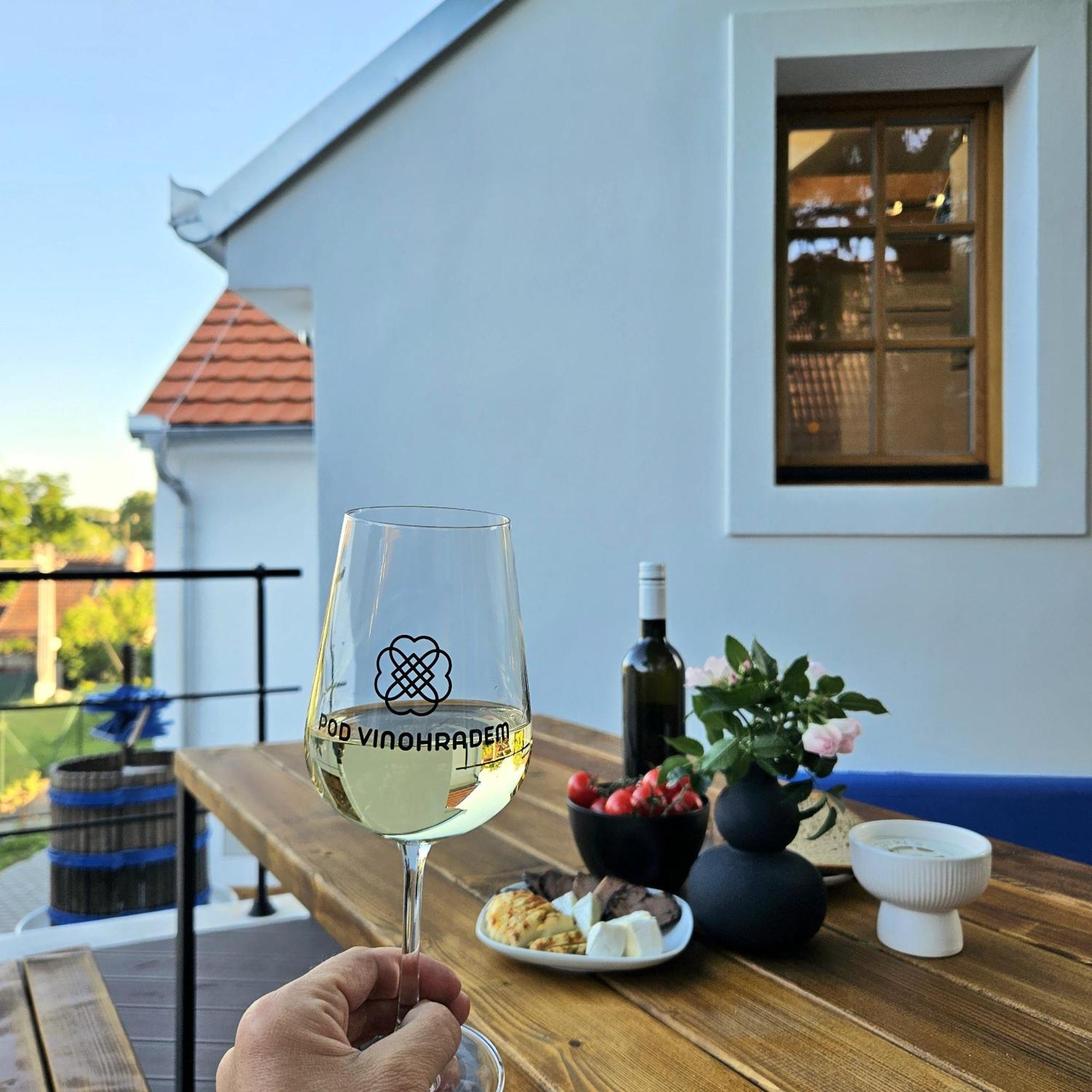 Pod Vinohradem - Apartmany & Vinne Sklepy Mutenice Bagian luar foto