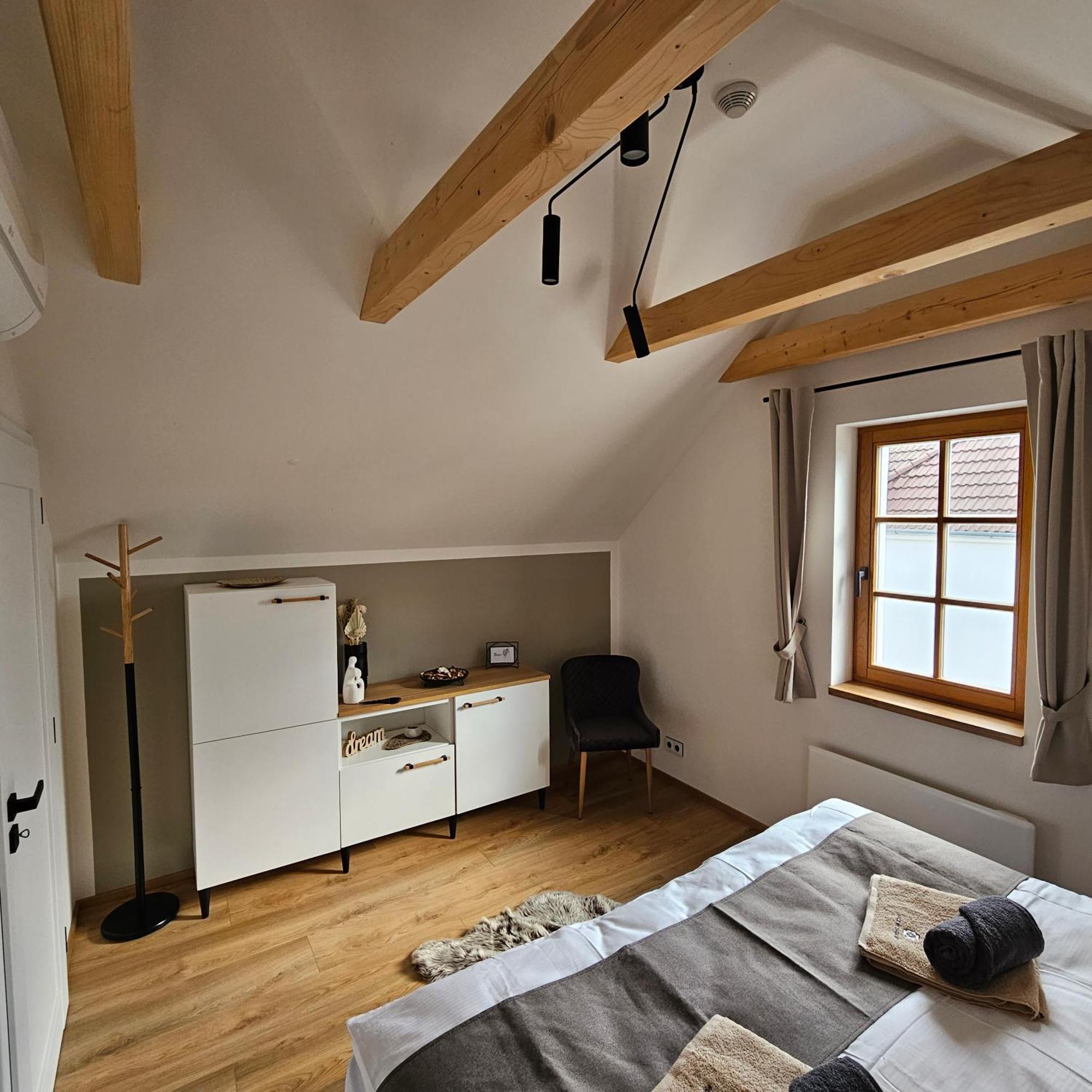 Pod Vinohradem - Apartmany & Vinne Sklepy Mutenice Bagian luar foto